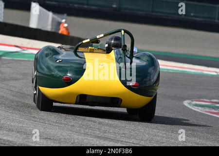 Scarperia, 3. April 2022: Lister-Jaguar Knobbly 1958 in Aktion während des Mugello Classic 2022 auf dem Mugello Circuit in Italien. Stockfoto