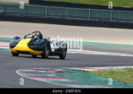 Scarperia, 3. April 2022: Lister-Jaguar Knobbly 1958 in Aktion während des Mugello Classic 2022 auf dem Mugello Circuit in Italien. Stockfoto