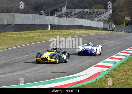 Scarperia, 3. April 2022: Lister-Jaguar Knobbly 1958 in Aktion während des Mugello Classic 2022 auf dem Mugello Circuit in Italien. Stockfoto