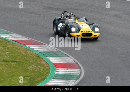 Scarperia, 3. April 2022: Lister-Jaguar Knobbly 1958 in Aktion während des Mugello Classic 2022 auf dem Mugello Circuit in Italien. Stockfoto