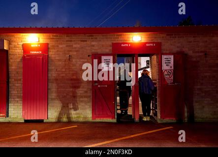 Fans treten vor dem Barclays Women's Super League-Spiel im Chigwell Construction Stadium, London, in das Stadion ein. Foto: Sonntag, 5. Februar 2023. Stockfoto