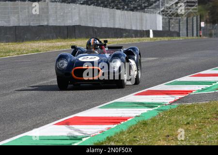 Scarperia, 3. April 2022: Lister-Jaguar Knobbly 1958 in Aktion während des Mugello Classic 2022 auf dem Mugello Circuit in Italien. Stockfoto