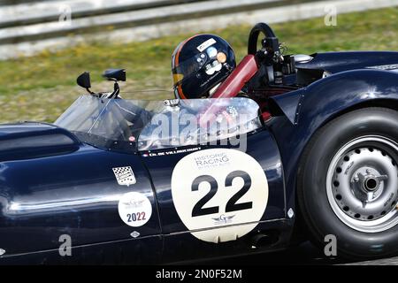 Scarperia, 3. April 2022: Lister-Jaguar Knobbly 1958 in Aktion während des Mugello Classic 2022 auf dem Mugello Circuit in Italien. Stockfoto