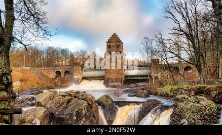 Das Wasserkraftwerk Karsefors bei Laholm in der schwedischen Region Halland. Stockfoto