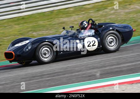 Scarperia, 3. April 2022: Lister-Jaguar Knobbly 1958 in Aktion während des Mugello Classic 2022 auf dem Mugello Circuit in Italien. Stockfoto