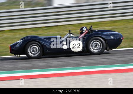 Scarperia, 3. April 2022: Lister-Jaguar Knobbly 1958 in Aktion während des Mugello Classic 2022 auf dem Mugello Circuit in Italien. Stockfoto