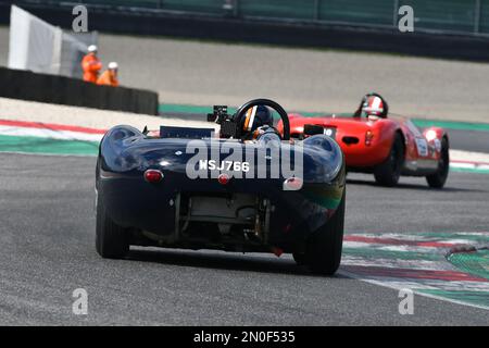 Scarperia, 3. April 2022: Lister-Jaguar Knobbly 1958 in Aktion während des Mugello Classic 2022 auf dem Mugello Circuit in Italien. Stockfoto