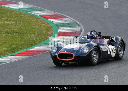 Scarperia, 3. April 2022: Lister-Jaguar Knobbly 1958 in Aktion während des Mugello Classic 2022 auf dem Mugello Circuit in Italien. Stockfoto