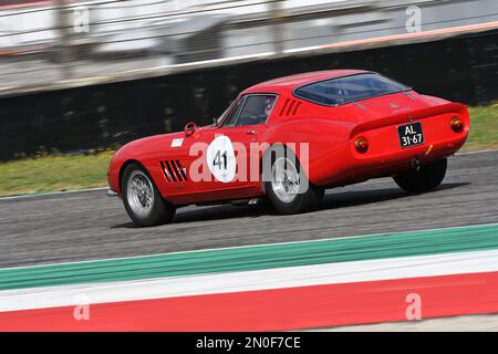 Scarperia, 3. April 2022: Ferrari 275 GTB-4 1966 in Aktion während Mugello Classic 2022 auf dem Mugello Circuit in Italien. Stockfoto