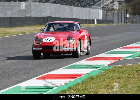 Scarperia, 3. April 2022: Ferrari 275 GTB-4 1966 in Aktion während Mugello Classic 2022 auf dem Mugello Circuit in Italien. Stockfoto