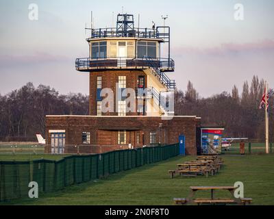 Flugkontrollturm am Flughafen Manchester City formell Barton Aerodrome Stockfoto