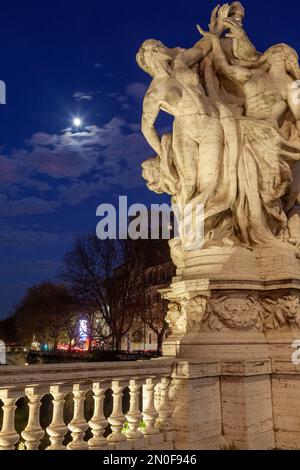 Nachtsicht auf die Statue auf der Ponte Vittorio Emanuo II in Rom, Italien, mit Mondschein. Die Statue wurde 1911 aus Travertin-Marmor gefertigt. Stockfoto