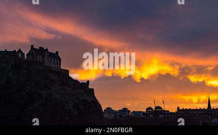 Edinburgh, Schottland, Vereinigtes Königreich, 5. Februar 2023. Großbritannien Wetter dramatischer farbenfroher Sonnenuntergang Himmel. Der Sonnenuntergang verwandelte den Himmel in leuchtende orangefarbene Farben mit Blick über die Princes Street Gardens. Kredit: Sally Anderson/Alamy Live News Stockfoto