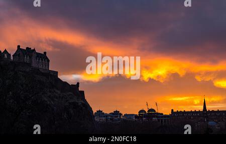 Edinburgh, Schottland, Vereinigtes Königreich, 5. Februar 2023. Großbritannien Wetter dramatischer farbenfroher Sonnenuntergang Himmel. Der Sonnenuntergang verwandelte den Himmel in leuchtende orangefarbene Farben mit Blick über die Princes Street Gardens. Kredit: Sally Anderson/Alamy Live News Stockfoto