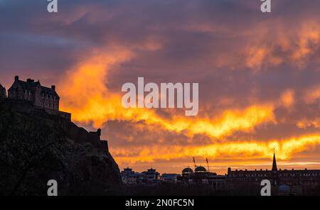 Edinburgh, Schottland, Vereinigtes Königreich, 5. Februar 2023. Großbritannien Wetter dramatischer farbenfroher Sonnenuntergang Himmel. Der Sonnenuntergang verwandelte den Himmel in leuchtende orangefarbene Farben mit Blick über die Princes Street Gardens. Kredit: Sally Anderson/Alamy Live News Stockfoto
