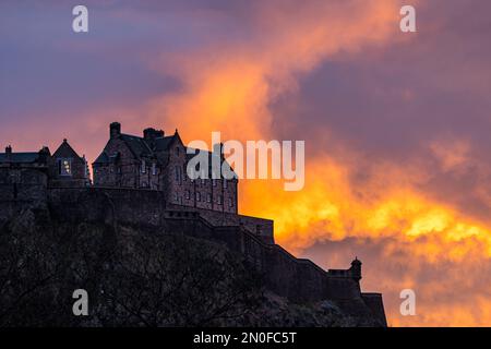 Edinburgh, Schottland, Vereinigtes Königreich, 5. Februar 2023. Großbritannien Wetter dramatischer farbenfroher Sonnenuntergang Himmel. Der Sonnenuntergang verwandelte den Himmel in leuchtende orangefarbene Farben mit Blick über die Princes Street Gardens. Kredit: Sally Anderson/Alamy Live News Stockfoto