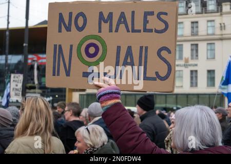 Glasgow, Schottland, Großbritannien. 5. Februar 2023. Frauenrechtsaktivisten auf dem George Square bei der "Let Women Speak" -Kundgebung. Gleichzeitig versammelte sich eine Konterprotestgruppe, bekannt als Cabaret gegen die Hassrede, um das Ereignis herauszufordern und dagegen zu protestieren. Kredit: Skully/Alamy Live News Stockfoto