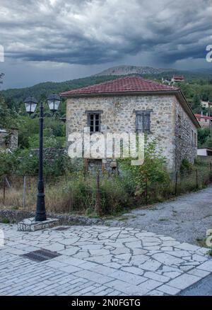 Straße und Häuser im Dorf Zarouhla in Griechenland. Aroania Bergdörfer, Peloponnes, Griechenland Stockfoto