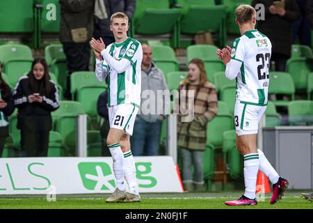 GRONINGEN, NIEDERLANDE – FEBRUAR 5: Oliver Antman vom FC Groningen dankt den Fans für ihre Unterstützung beim niederländischen Eredivisie-Spiel zwischen dem FC Groningen und dem FC Twente bei der Euroborg am 5. Februar 2023 in Groningen, Niederlande (Foto von Pieter van der Woude/Orange Pictures) Stockfoto