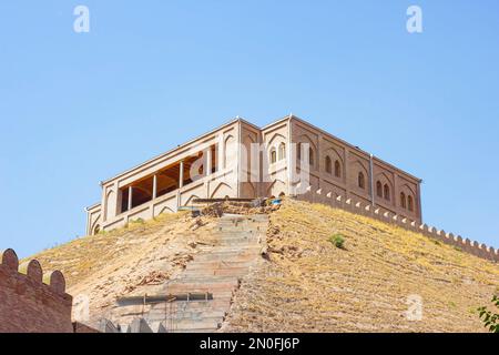 HISOR, TADSCHIKISTAN - 31. JULI 2022: Das alte Hisor Fort im Sommer vor dem blauen Himmel. Stockfoto