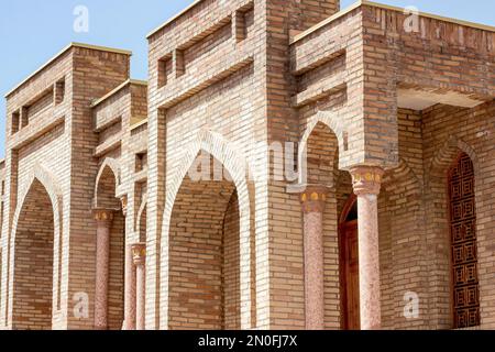 HISOR, TADSCHIKISTAN - 31. JULI 2022: Das alte Hisor Fort im Sommer vor dem blauen Himmel. Stockfoto