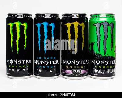 Monster Energy „BFC“ 32oz Getränkedosen. Sammlung seltener Dosen in den Sorten Original, Lo-Carb, Dub Edition und Heavy Metal. Nicht mehr angebotene Dosen Stockfoto