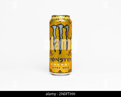 Monster Energy Ultra Gold Getränk. Zuckerfreie Monster Energy Getränkedose in Studioumgebung. Eiskalte Erfrischung mit Koffein. Stockfoto