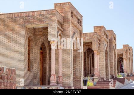 HISOR, TADSCHIKISTAN - 31. JULI 2022: Das alte Hisor Fort im Sommer vor dem blauen Himmel. Stockfoto