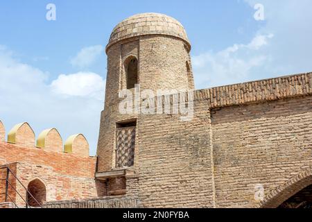 HISOR, TADSCHIKISTAN - 31. JULI 2022: Das alte Hisor Fort im Sommer vor dem blauen Himmel. Stockfoto