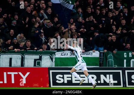 GRONINGEN – Oliver Antman vom FC Groningen erhält am 5. Februar 2023 im Euroborg-Stadion in Groningen, Niederlande, die 1-1 beim niederländischen Premier-League-Spiel zwischen dem FC Groningen und dem FC Twente. ANP COR LASKER Stockfoto