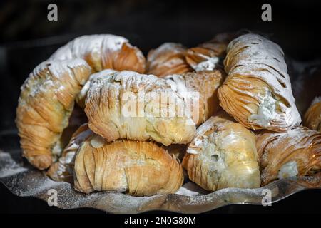 Nahaufnahme eines Haufens Croissants mit selektivem Fokus Stockfoto