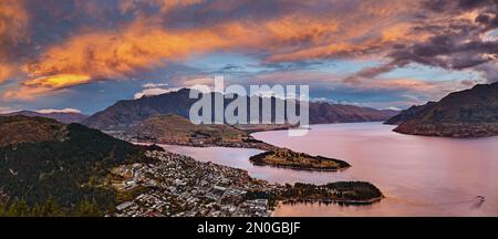 Queenstown Stadtbild mit Wakatipu See und die Remarkables Berge bei Sonnenuntergang, Neuseeland