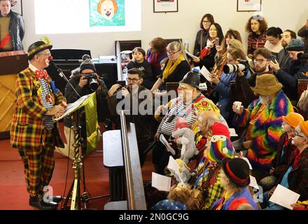 London, UK, 5. Februar 2023. Der 77. Clowns Annual Grimaldi Service war farbenfroh, unterhaltsam und gut besucht nach einer 2-jährigen Pause wegen Covid. Wie immer fand sie zu Ehren des berühmtesten britischen Clowns, Joseph Grimaldi, statt. Kredit: Monica Wells/Alamy Live News Stockfoto