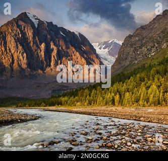 Berglandschaft, wunderschönes Aktru-Tal im Altai-Gebirge Stockfoto