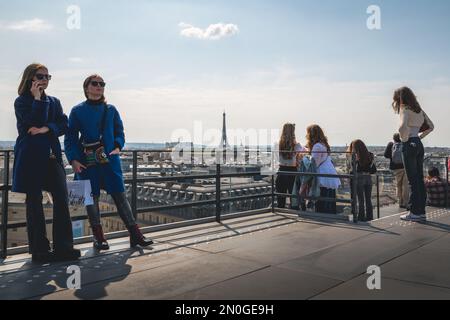 Über den Dächern von Paris mit Blick auf die Terrasse der Galeries Lafayette und den Eiffelturm im Hintergrund. Stockfoto