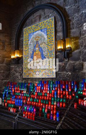 Brennende Kerzen in der Höhle des Monestir De Montserrat, Katalonien, Spanien, Europa. Stockfoto