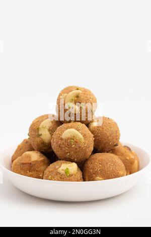 Indischer Mithai Gud Churma Ke Laddu Oder Choorma Ke Ladoo Besteht Aus Vollweizen Jada Gehun Ka Atta, Khus Khus, Gur, Jaggery, Kaju, Badam, Trockenfrüchte Roas Stockfoto