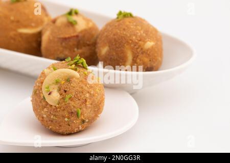 Indischer Mithai Gud Churma Ke Laddu Oder Choorma Ke Ladoo Besteht Aus Vollweizen Jada Gehun Ka Atta, Khus Khus, Gur, Jaggery, Kaju, Badam, Trockenfrüchte Roas Stockfoto