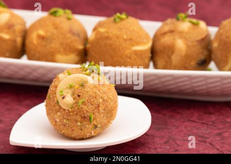 Indischer Mithai Gud Churma Ke Laddu Oder Choorma Ke Ladoo Besteht Aus Vollweizen Jada Gehun Ka Atta, Khus Khus, Gur, Jaggery, Kaju, Badam, Trockenfrüchte Roas Stockfoto