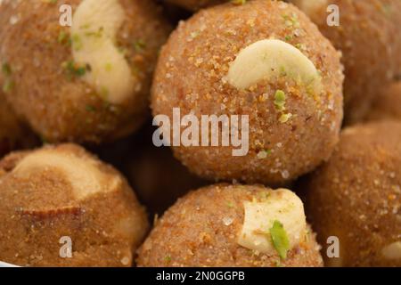 Indischer Mithai Gud Churma Ke Laddu Oder Choorma Ke Ladoo Besteht Aus Vollweizen Jada Gehun Ka Atta, Khus Khus, Gur, Jaggery, Kaju, Badam, Trockenfrüchte Roas Stockfoto