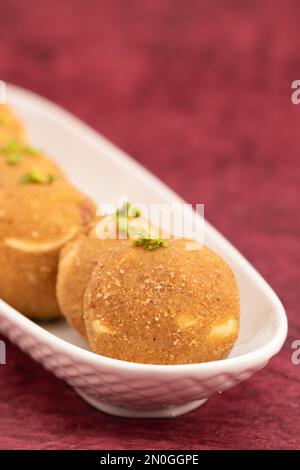 Indischer Mithai Gud Churma Ke Laddu Oder Choorma Ke Ladoo Besteht Aus Vollweizen Jada Gehun Ka Atta, Khus Khus, Gur, Jaggery, Kaju, Badam, Trockenfrüchte Roas Stockfoto