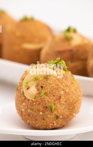 Indischer Mithai Gud Churma Ke Laddu Oder Choorma Ke Ladoo Besteht Aus Vollweizen Jada Gehun Ka Atta, Khus Khus, Gur, Jaggery, Kaju, Badam, Trockenfrüchte Roas Stockfoto