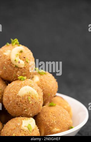 Indischer Mithai Gud Churma Ke Laddu Oder Choorma Ke Ladoo Besteht Aus Vollweizen Jada Gehun Ka Atta, Khus Khus, Gur, Jaggery, Kaju, Badam, Trockenfrüchte Roas Stockfoto