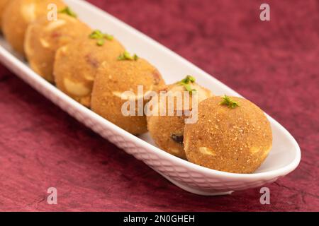 Indischer Mithai Gud Churma Ke Laddu Oder Choorma Ke Ladoo Besteht Aus Vollweizen Jada Gehun Ka Atta, Khus Khus, Gur, Jaggery, Kaju, Badam, Trockenfrüchte Roas Stockfoto