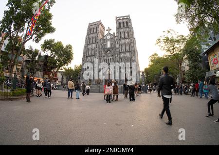 Hanoi, Vietnam, Januar 2023. Außenansicht des Platzes vor der katholischen Kathedrale von San Giuseppe im Stadtzentrum Stockfoto