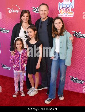 04. Februar 2023 - Burbank, Kalifornien - Kim Painter, Chad Lowe, Nixie Lowe, Fiona Lowe und Mabel Lowe. Premiere der TV-Serie „Marvel's Moon Girl and Devil Dinosaur“ in den Walt Disney Studios. (Kreditbild: © Billy Bennight/AdMedia via ZUMA Press Wire) NUR REDAKTIONELLE VERWENDUNG! Nicht für den kommerziellen GEBRAUCH! Stockfoto