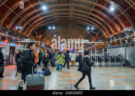 Paddington Station ist einer der geschäftigsten und wichtigsten Bahnhöfe Londons Stockfoto