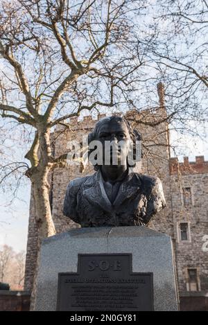 Bronzebürste von Violette Szabo zum Gedenken an den Sondereinsatzleiter (SOE), einschließlich der Helden von Telemark und des französischen Marquis. 2009 Stockfoto