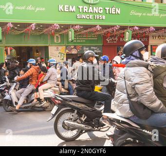 Hanoi, Vietnam, Januar 2023. Der Verkehr von Mopeds auf den Straßen des Stadtzentrums Stockfoto