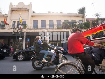 Hanoi, Vietnam, Januar 2023. Der Verkehr von Mopeds auf den Straßen des Stadtzentrums Stockfoto